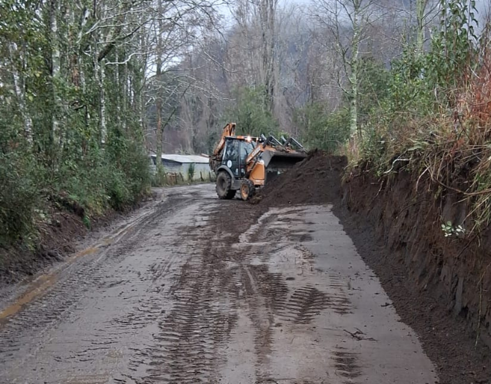 Mejoras viales continúan en Punahue: reparación y ensanche en camino de comunidad Manuel Curilef
