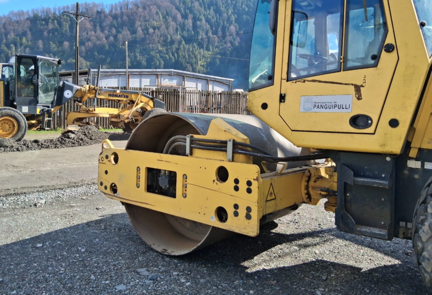 Municipalidad de Panguipulli continúa mejorando las calles de Neltume